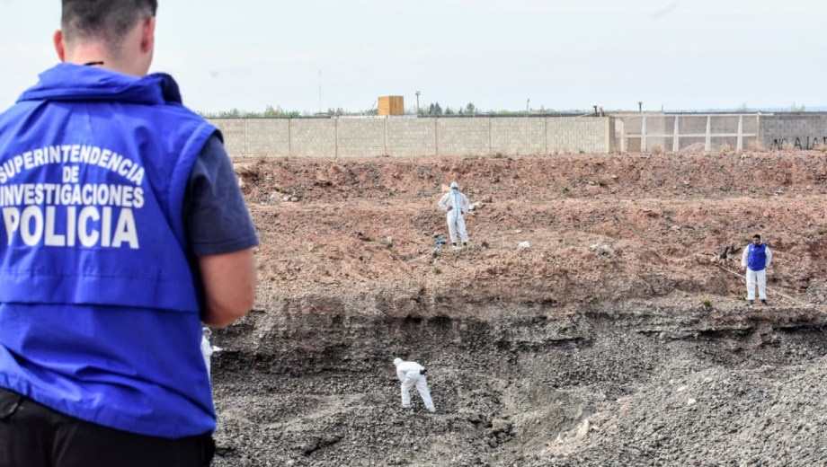 Encuentran el cuerpo de una mujer en el basural de Neuquén: estaba dentro de una cantera. Foto: Cecilia Maletti
