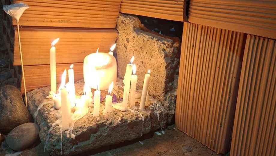 Este lunes por la noche vecinos dejaron un altar en la casa donde vivía la víctima. 