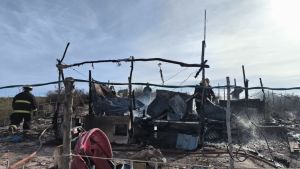 Murió un hombre por un incendio en Roca: su vivienda se consumió por completo