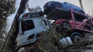 Un camión cargado de autos despistó camino al paso Cardenal Samoré de Neuquén