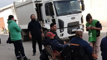 Tensión en Allen: cruces entre municipales y la Policía en una protesta por el estado de los vehículos