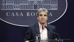 Luis Caputo viaja a Estados Unidos: se reunirá con Bessent para cerrar el swap