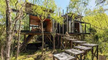 Una inspiradora casa de madera a metros del río: así es el refugio familiar de dos arquitectos