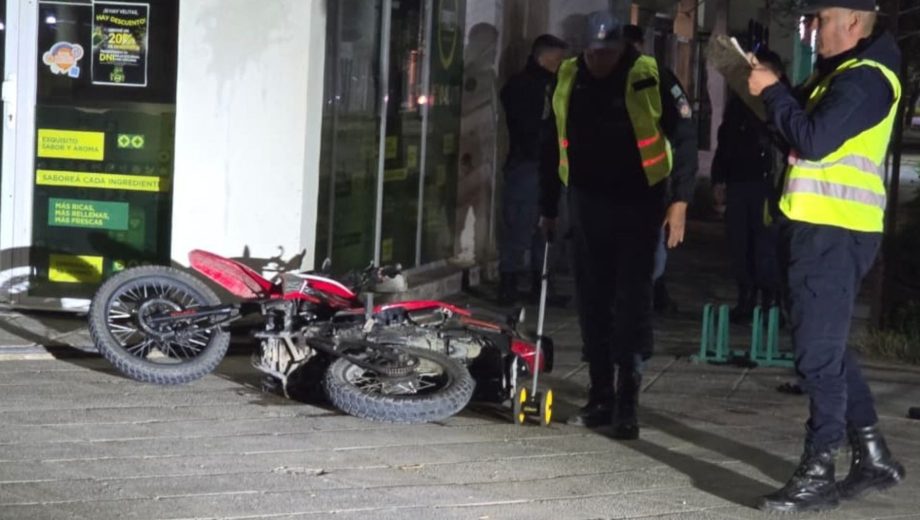 Motociclistas heridos tras chocar contra un auto en Centenario. Foto: Centenario Digital. 