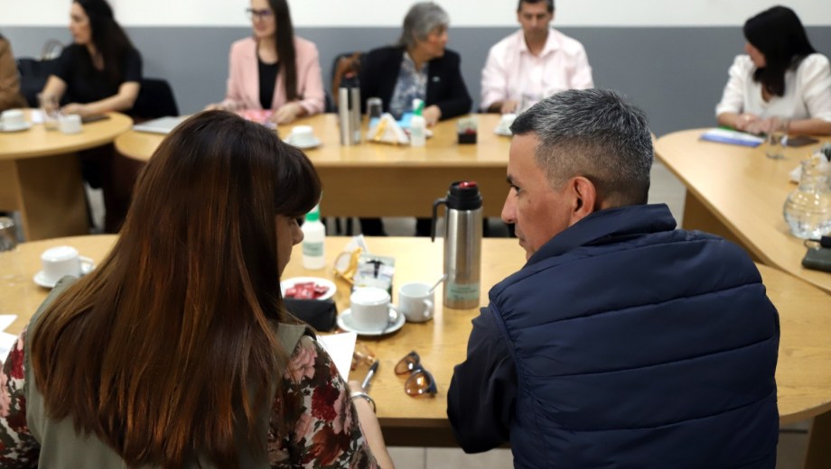 La secretaria general y el adjunto de Unter, Silvana Inostroza y Gustavo Cifuentes frente a la ministra de Educación, Patricia Campos. Foto: Marcelo Ochoa.