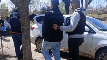 Encapuchados y armados, así le robaban a motociclistas en Cipolletti: hay un detenido