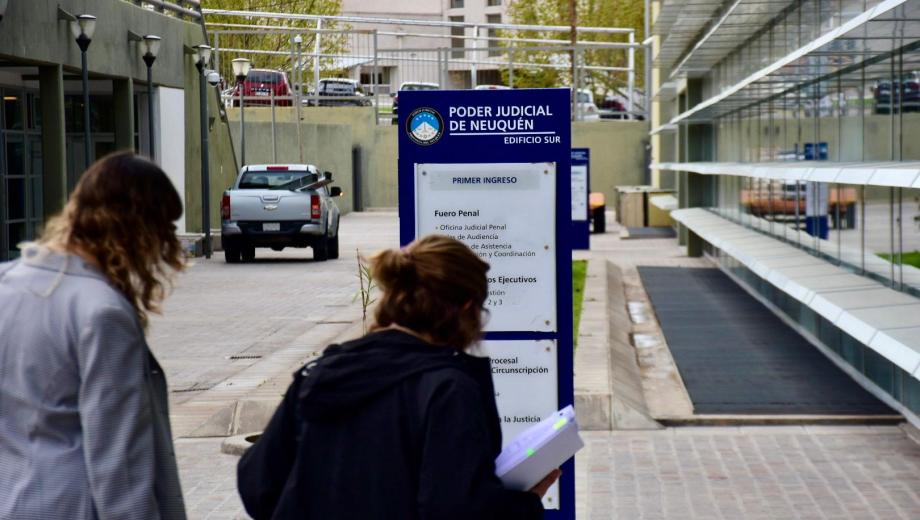 El tema circula por la amplia Ciudad Judicial de Neuquén, pero tiene baja visibilidad. (Matías Subat)