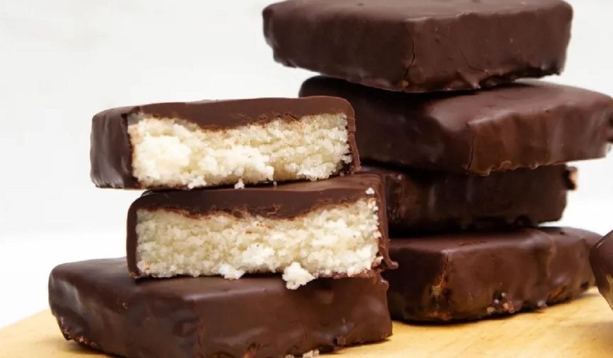 Deliciosos cuadrados de coco cubiertos de chocolate: receta simple
