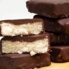 Imagen de Cómo hacer cuadrados de coco bañados en chocolate, el toque dulce de postre