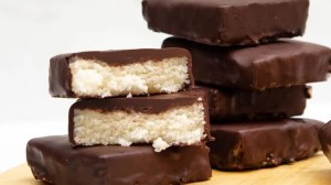 Cuadrados de coco bañados en chocolate, el toque dulce a la hora del postre