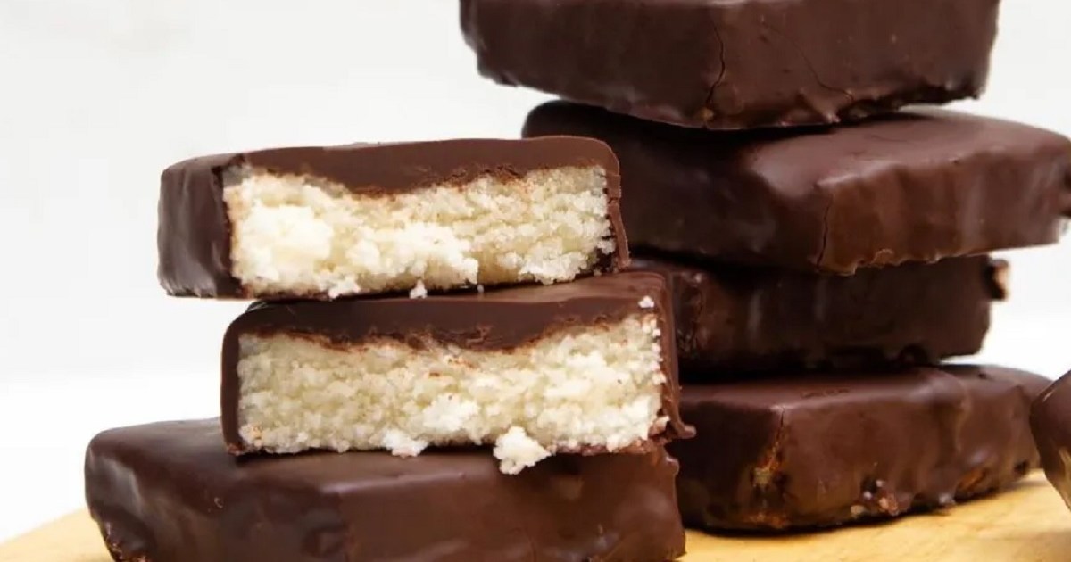 Deliciosos cuadrados de coco cubiertos de chocolate: receta simple