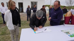 Firman convenio para sumar hectáreas bajo riego en Valle Azul