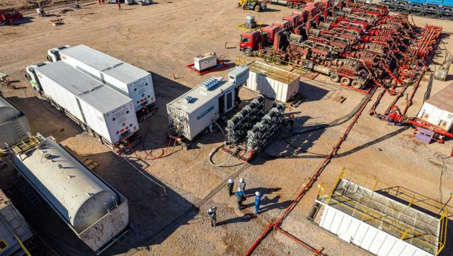 YPF marcó otro hito en Vaca Muerta al usar el gas producido y convertido en GNC como combustible del set de fractura. 
