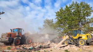 Derriban una casa que operaba como kiosco narco en Plaza Huincul