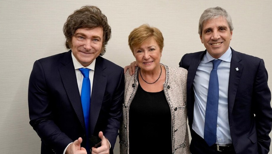 Kristalina Georgieva, directora del FMI, junto al presidente Javier Milei y el ministro Luis Caputo.