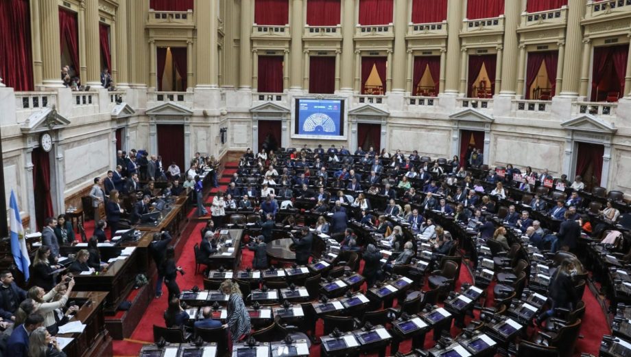 Buscan forzar al ministro a dar detalles sobre las cuentas públicas y el millonario acuerdo con Washington.