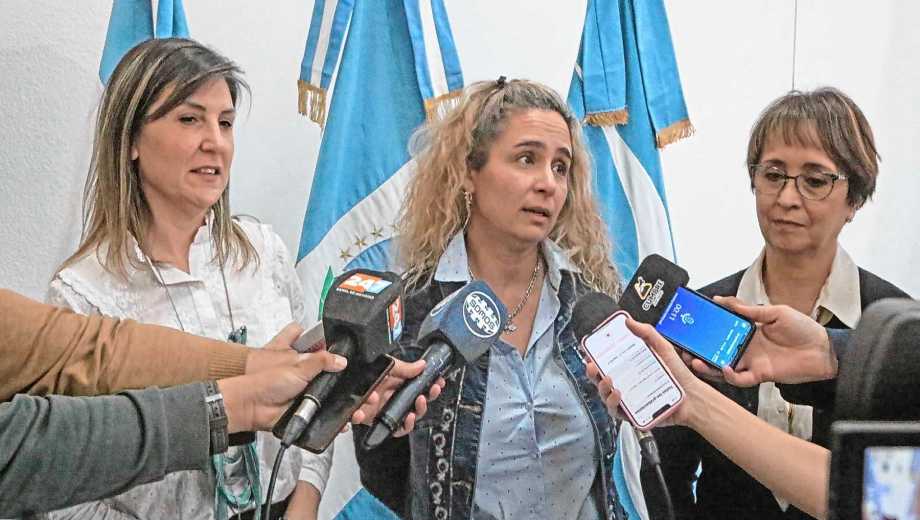 La jefa de la zona sanitaria Vanina Debloc; la subecretaria de las Mujeres, Alejandra Oehrens y la directora del Heller, Erika Méndez (foto gentileza)