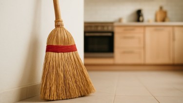 Feng Shui: el lugar donde nunca deberías guardar la escoba en tu casa