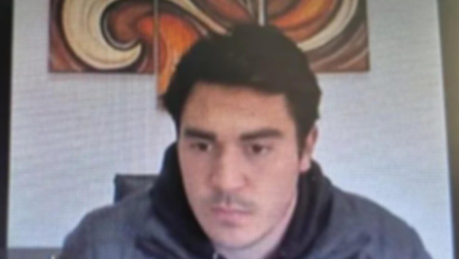 Facundo Plos, condenado por abuso y homicidio culposo, cortó su tobillera en Regina y está prófugo desde hace cuatro días.
