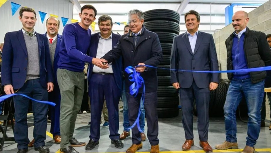 El gobernador Rolando Figueroa en una recorrida por Parque Industrial. Foto: gentileza.
