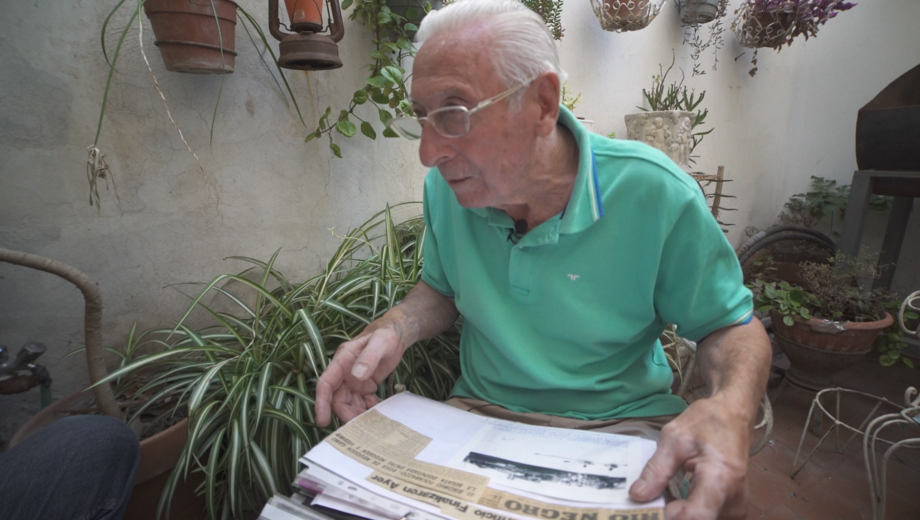 Oscar Roza, el primer ganador de la Regata junto a Oscar Focarazzo, repasa en su casa los recortes de la época del Diario Río Negro.