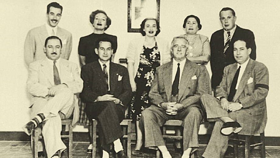 Felices, los integrantes de la primera comisión del Museo Vintter, hace nada menos que 75 años. Arenaza, sentado y con traje oscuro. Foto: Gentileza.