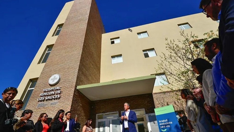 El gobernador Rolando Figueroa en la inauguración del hospital de Rincón de los Sauces. Foto: gentileza.