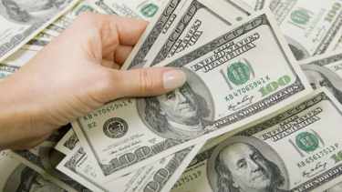 Dólar en alza: cruzó los $1.500 y el riesgo país registró un leve retroceso