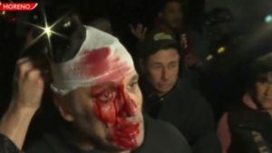 Video | Incidentes en el acto de Javier Milei en Moreno: piñas, corridas y piedrazos en el cierre de campaña