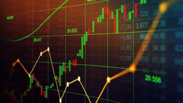 El dólar se acerca a los $1.400: subió otro escalón este viernes y el riesgo país superó los 900 puntos