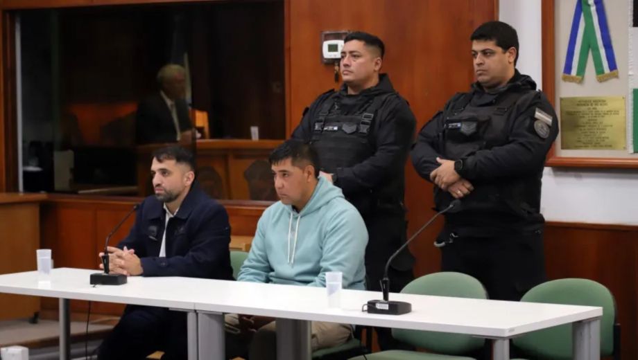 El defensor particular Damián Torres (a la izquierda) junto a Isaías Barrera, que está imputado del homicidio del adolescente. Foto: archivo. 