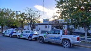 Heroico rescate en Roca: un policía entró a una casa en llamas y salvó a una mujer que estaba atrapada