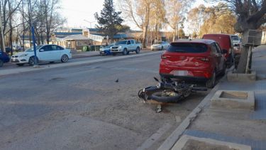 Fuerte choque en Centenario: un joven fue hospitalizado tras impactar contra un auto estacionado