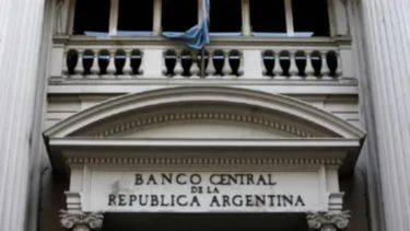 El BCRA vendió U$S 379 millones este jueves, el dólar superó los $1.500 y se hundieron bonos y acciones