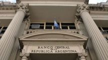 Imagen de El BCRA vendió U$S 1.100 millones en tres días para contener el dólar: el riesgo país trepó hasta 1.452 puntos