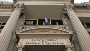El BCRA vendió U$S 1.100 millones en tres días para contener el dólar: el riesgo país trepó hasta 1.452 puntos