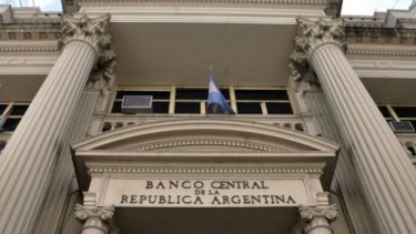 El BCRA vendió U$S 1.100 millones en tres días para contener el dólar: el riesgo país trepó hasta 1.452 puntos