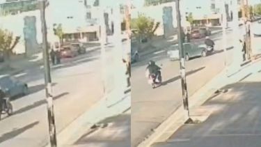 Lo chocaron, se le prendió fuego la moto y ahora pelea por su vida en Neuquén: buscan al responsable