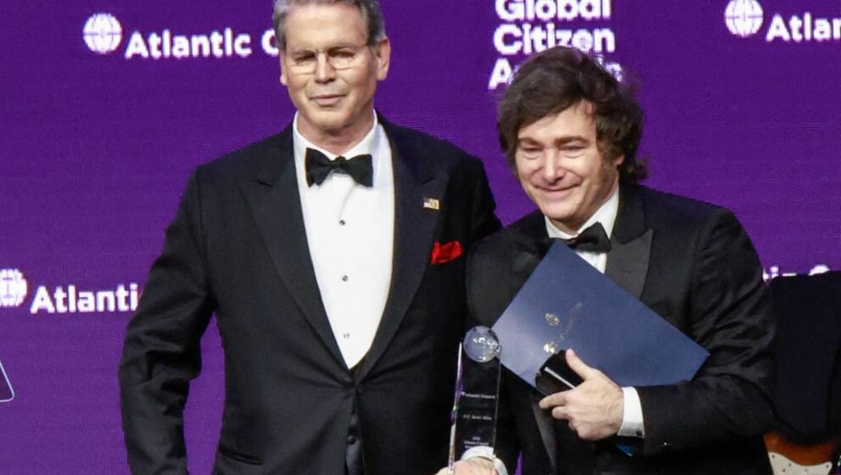 El secretario del Tesoro de EEUU, Scott Bessent, le entregó el premio Ciudadano Global 2025 al presidente Javier Milei (AFP).
