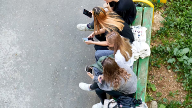 El papel de los amigos en el bienestar digital adolescente