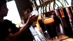 Salió con amigos, lo apuñalaron en un pub de El Bolsón y ahora debe cobrar una indemnización millonaria