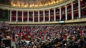 Destituyeron al primer ministro de Francia: Emmanuel Macron deberá renovar su Gobierno