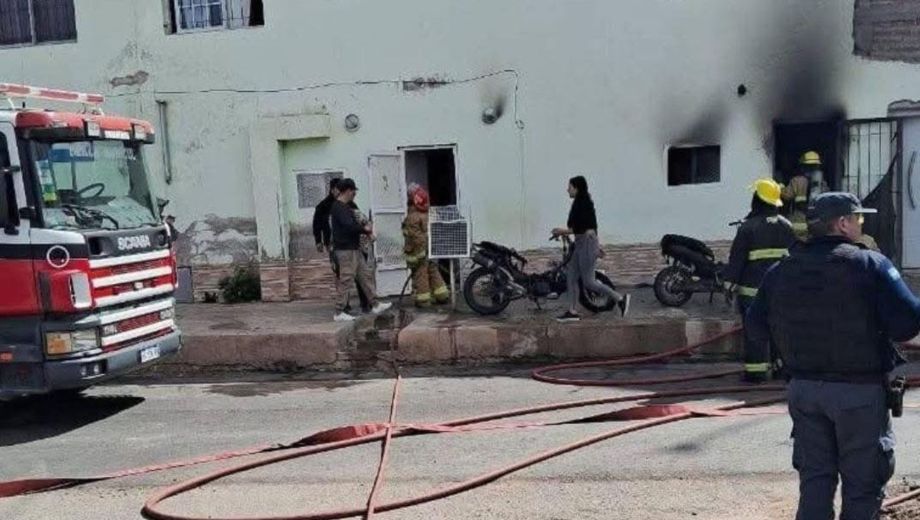 Un incendio afectó una vivienda en Plaza Huincul. Foto: Gentileza Facebook Bomberos Central 17 P.H.