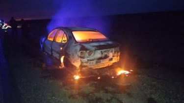 Caos y milagro en la Ruta 22: viajaba a Bahía Blanca, pero su auto se prendió fuego cerca de Choele Choel