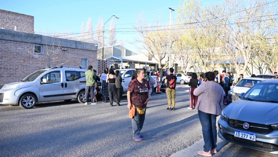 Uno de los tensos momentos que se vivieron el miércoles por la tarde en el IUPA. (Foto: Juan Thomes)
