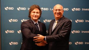Javier Milei y Luis Caputo se reunieron con el presidente del BID tras las elecciones de Buenos Aires