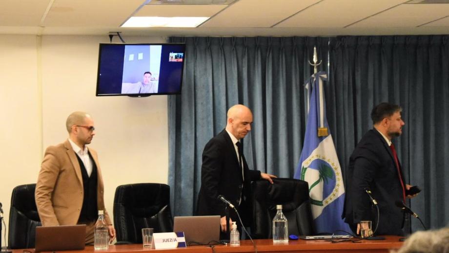 El Tribunal se retira de la sala para deliberar.Volverán el martes, con el veredicto listo para pronunciar. (Cecilia Maletti)