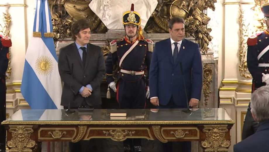 Javier Milei le tomó juramento a Lisandro Catalán. Foto: Captura video. 