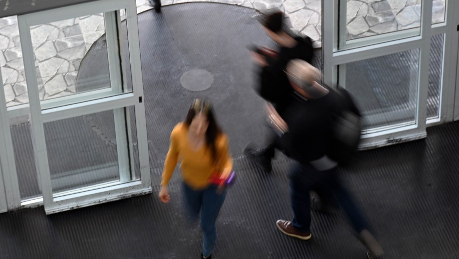 Un 35% de los estatales del Poder Ejecutivo registran retenciones de sus haberes por autorizaciones de pago en favor de alguna entidad. Foto: Marcelo Ochoa.