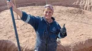 Lorena, albañila de la tierra en Neuquén construye domos con superadobe en todo el país